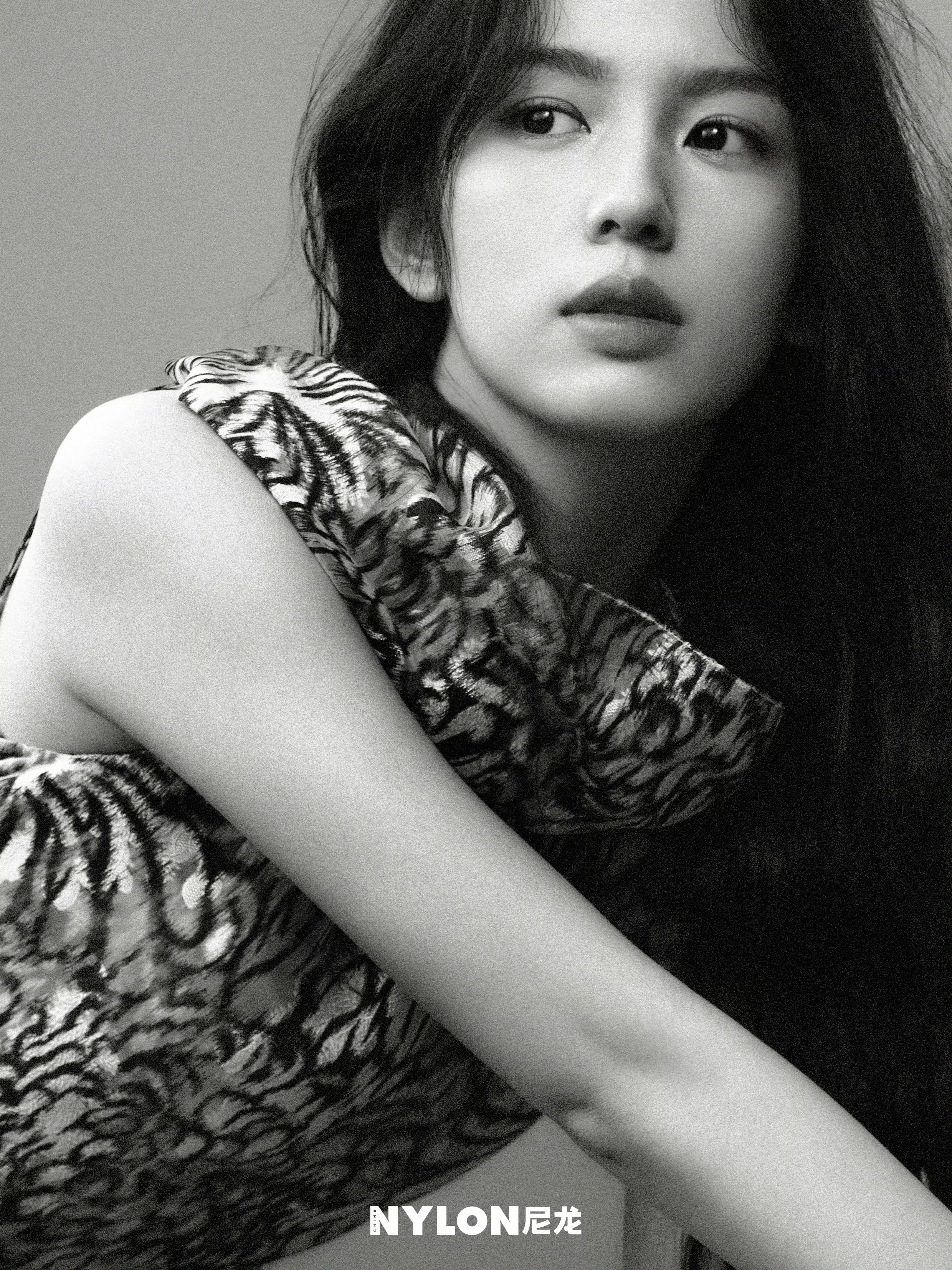 周也  x  NYLON尼龙四月刊封面，迎来演员周也登封，身穿Dior新季系列出