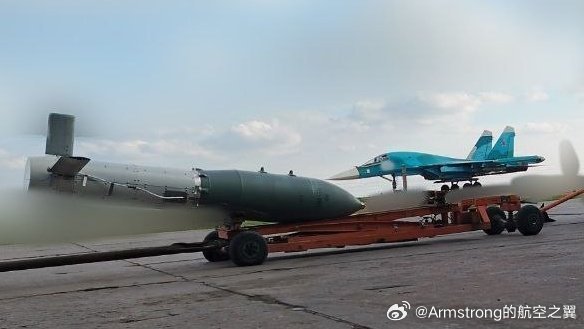 俄乌局势新进展 苏-34挂载UMBP-5R助推滑翔弹 