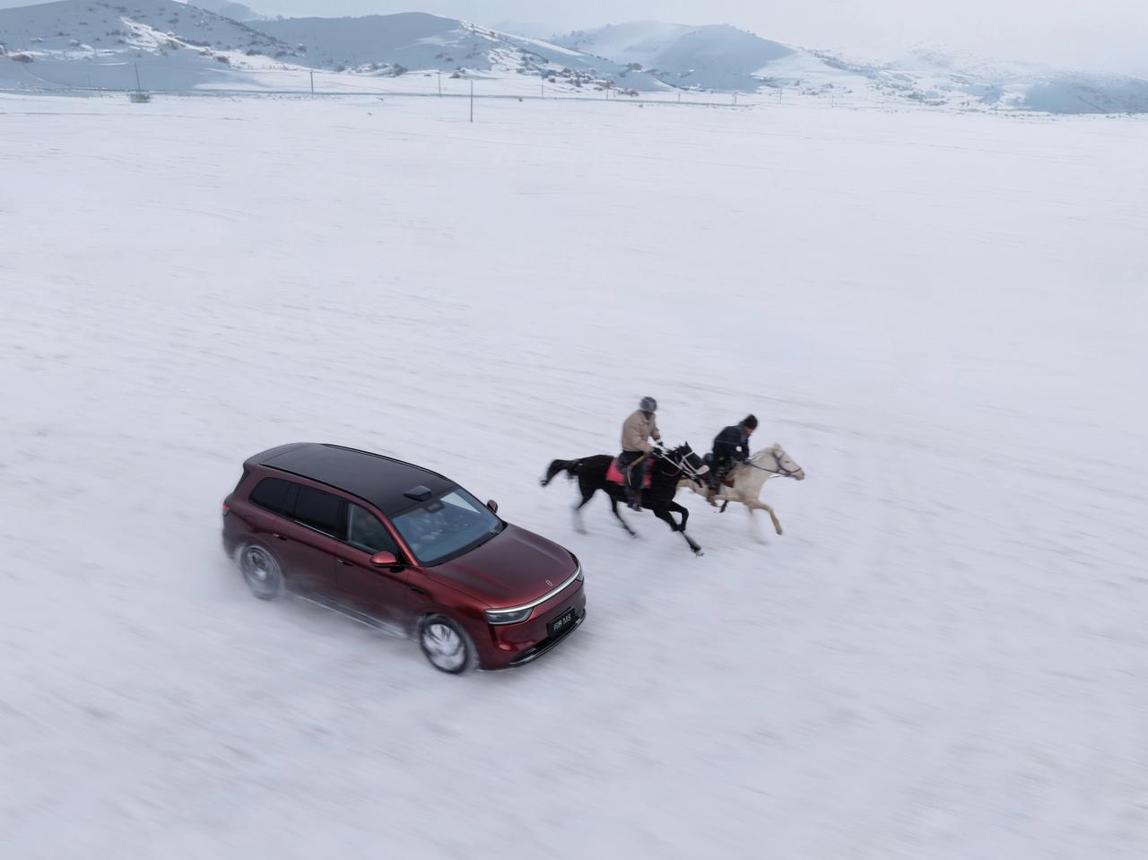 双重销冠加身,问界M8坐稳35-45万市场头把交椅
问界M8的标杆地位已然无可撼