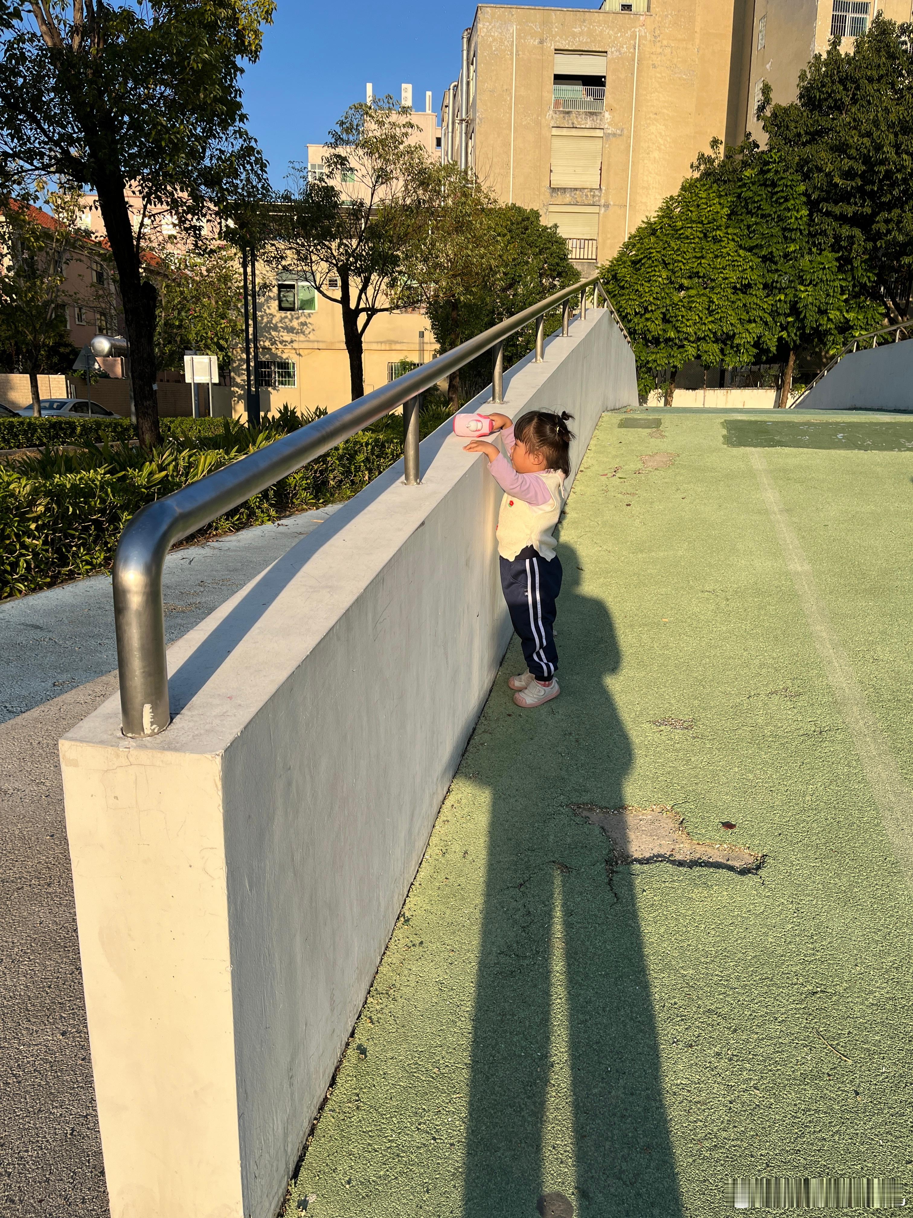 虽然降温了，可是大大的太阳，就没那么冷。太阳把我的影子拉长成巨人，气场3.8米故