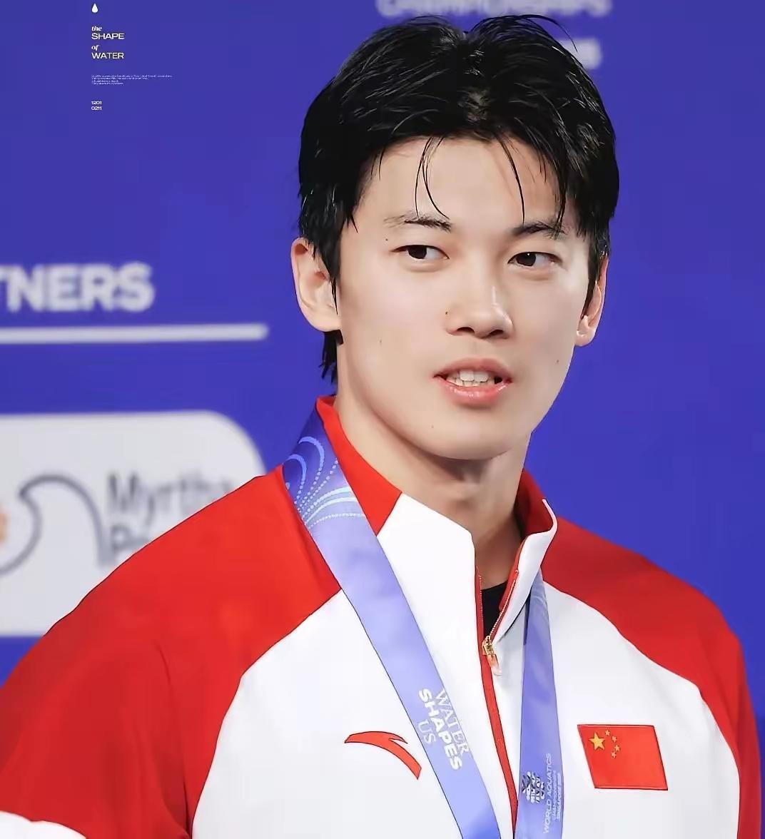 17岁小姑娘当着全国镜头问汪顺，能不能当她姐夫，汪顺没接话，转头把泳帽塞给了她。