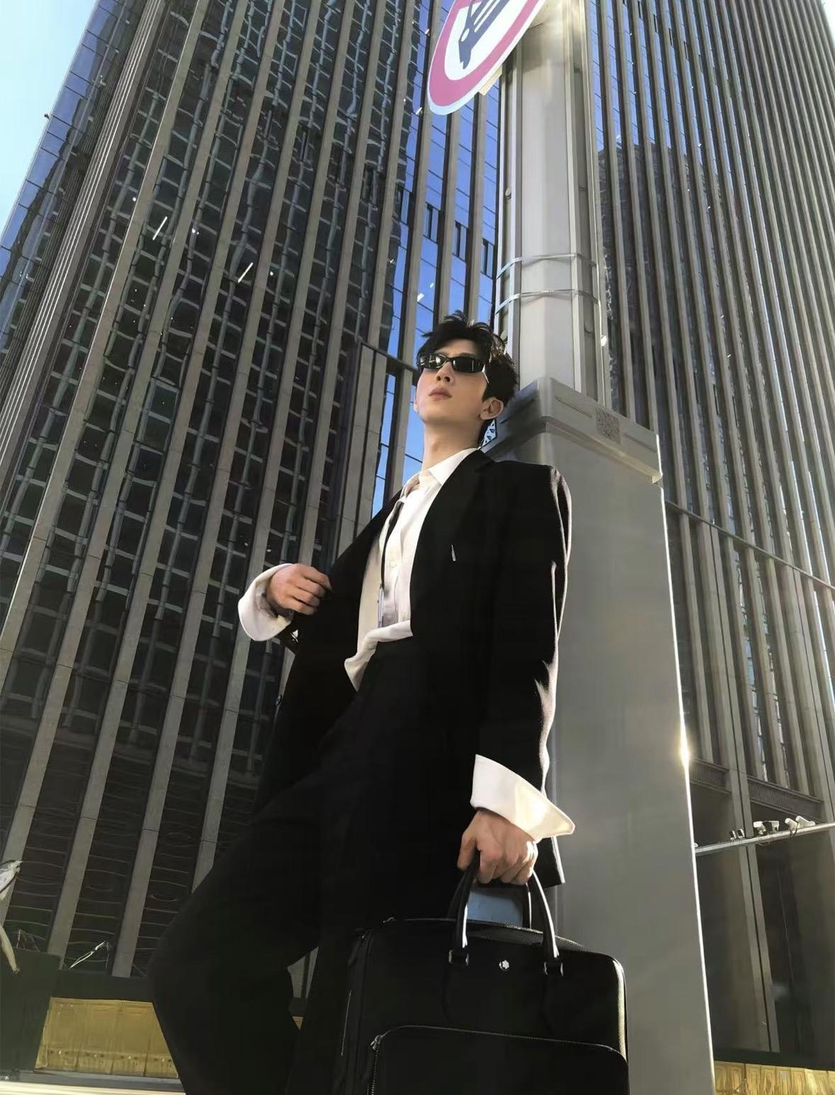 到底谁公司有这样帅的Luke？井柏然的Luke上班大片来了[心]
不得不说很帅呀