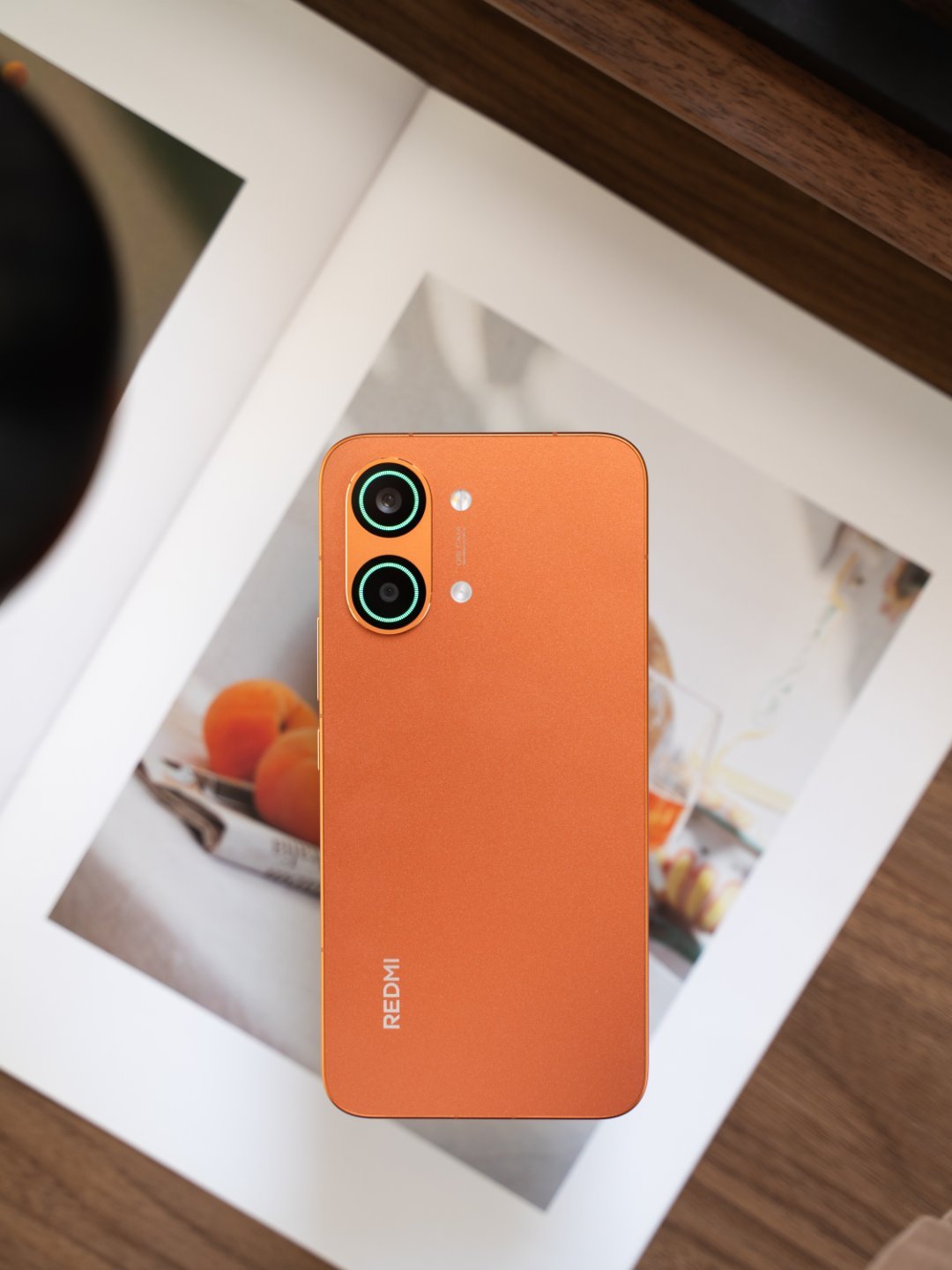 昨晚登场的Turbo 5系列，性价比还是那么的满有没有。本来当512G版本说“连