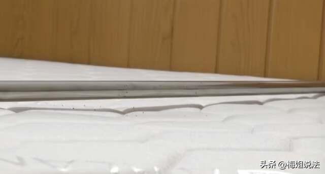 浙江杭州，陈女士花1700多元在网上买了一张床垫，可没想到床垫用了一年以后，出现