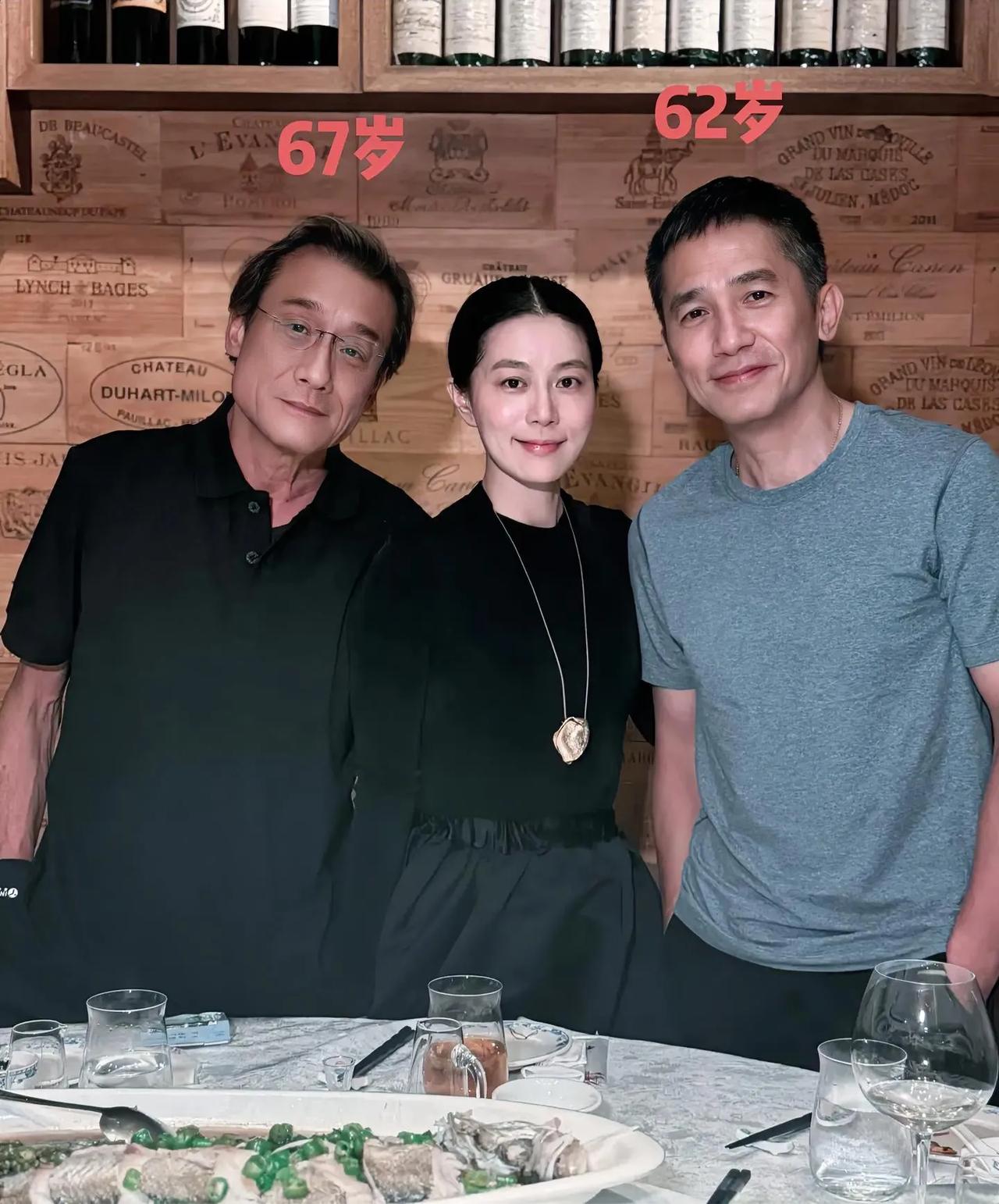62岁梁朝伟和67岁梁家辉一起聚餐，两人同框对比，状态差距好大！梁家辉看起来太显