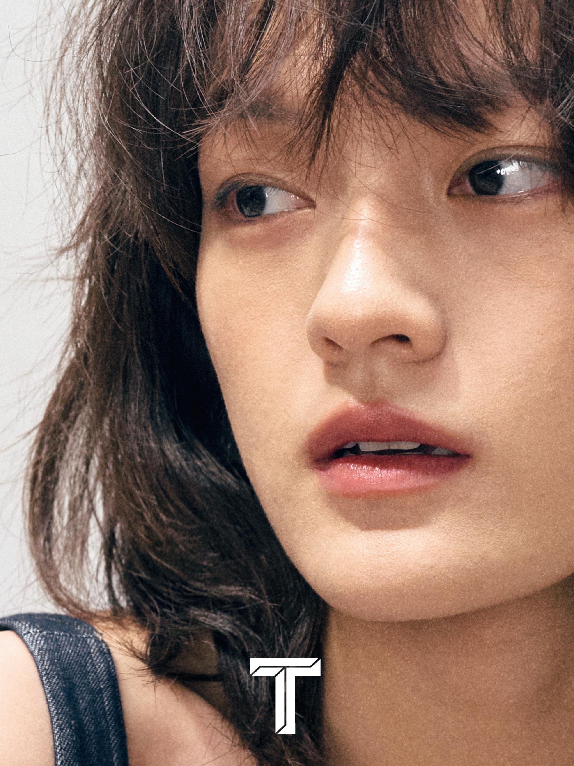 文淇 × T Magazine 中文版七月刊大片出炉，镜头下的她松弛又有张力，复