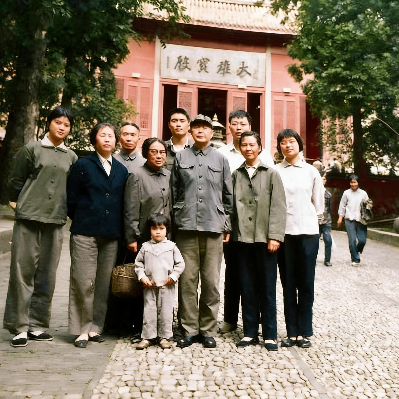 60年代，陈明仁将军带着家人出游，一张温馨的合影，照片里的他虽然已经年过花甲，可