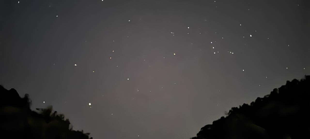 原来，广州存在着一片“暗夜保护区”，位于北纬23°的从化。
前两天和朋友爬上了第