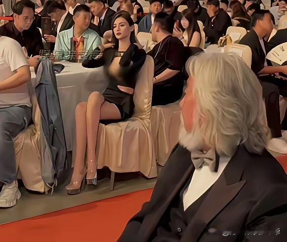 老张这是在捕捉艺术的亮点，他在考虑着，眼前的肤白貌美的美女，将来是不是会成为最耀