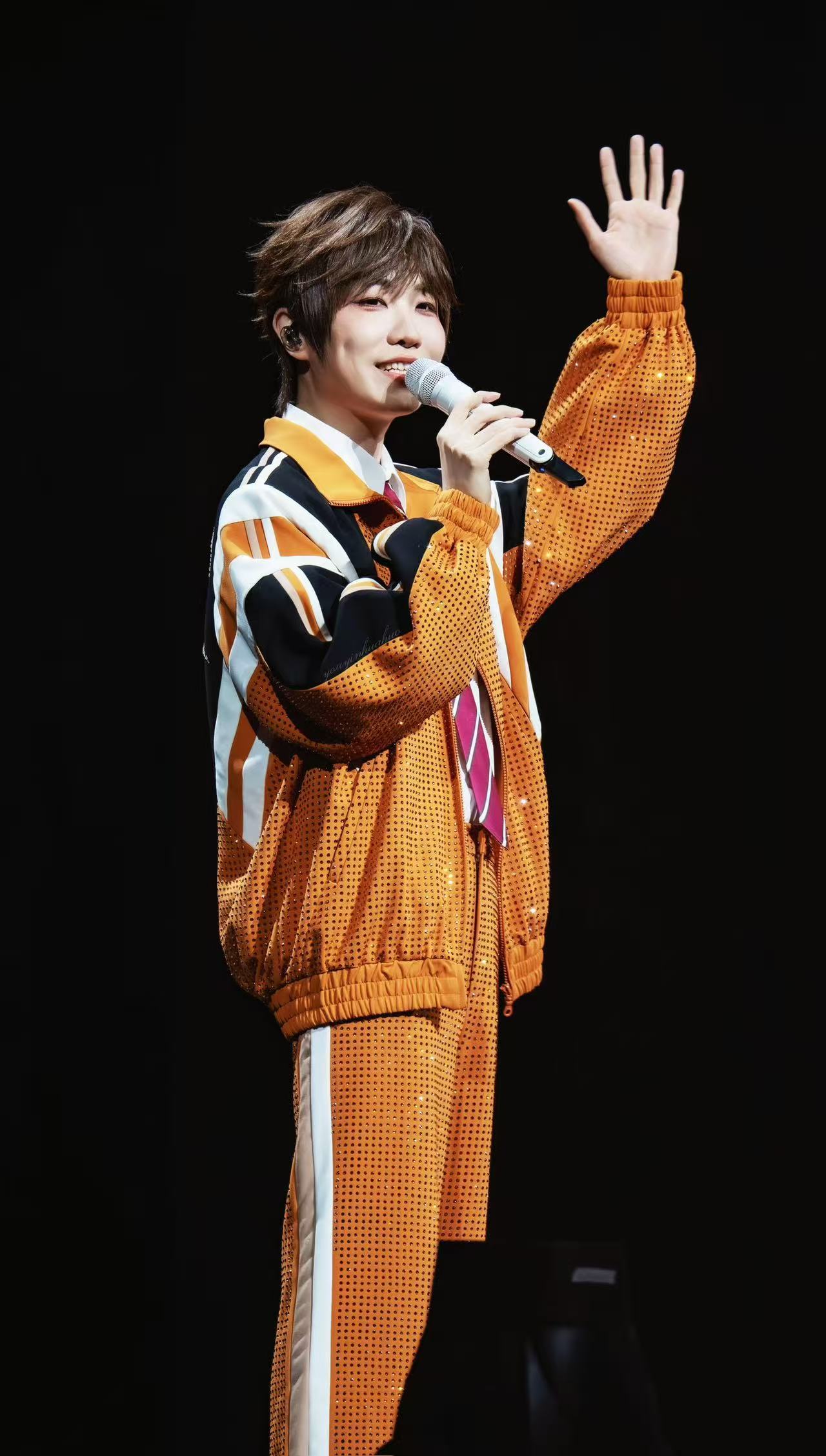 徐良回应唱着唱着就给空气巴掌徐良宁可扇风也不煽情 徐良演唱会粉丝等着哭，他忙着扇