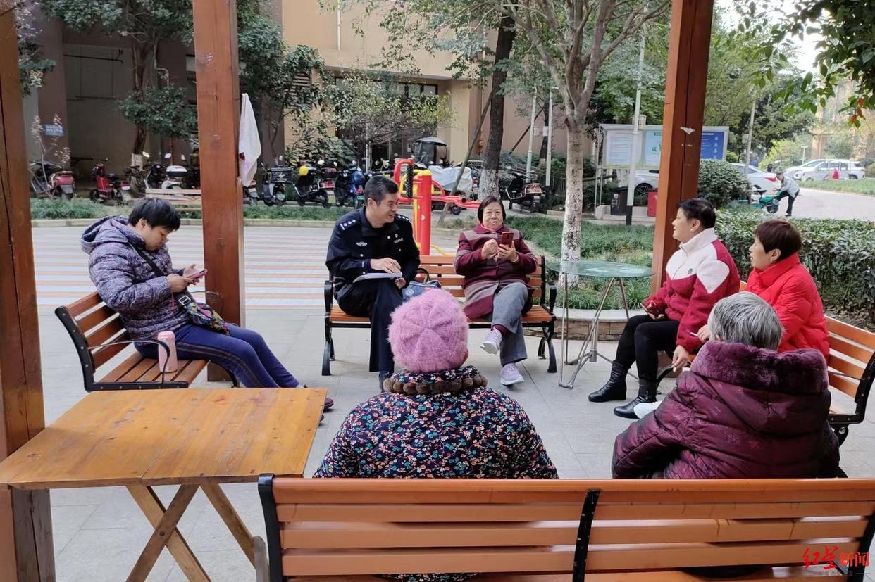 追授“成都市优秀共产党员”，48岁民警生命的最后40秒：腹部中刀后仍跨步上前，打落歹徒尖刀