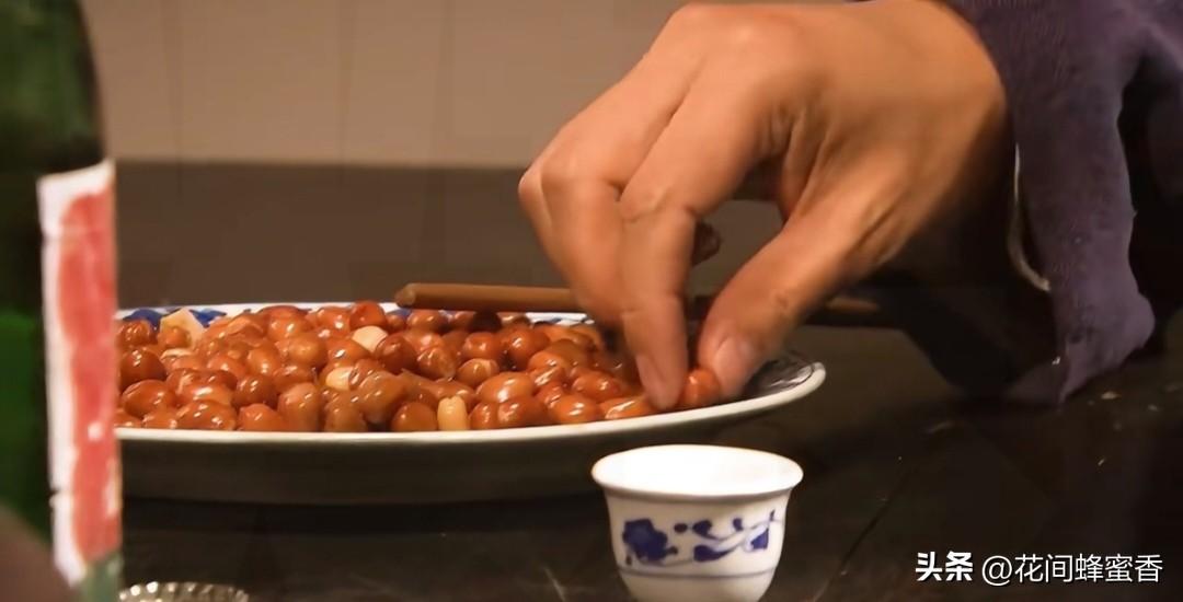 你见过喝酒时最简单的下酒菜是什么最简单的下酒菜从不是珍馐美味，往往是一颗花生米、