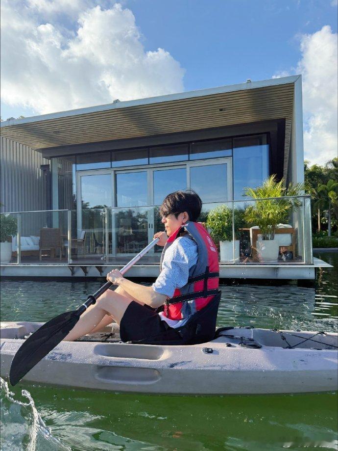 张凌赫划船营业张凌赫划船了张凌赫划船自拍太治愈！湖面悠闲姿态配元气比耶，侧脸线条