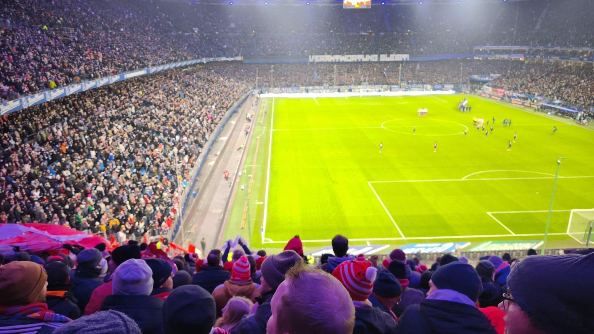 前排都不肯坐下来，今天得站着看了拜仁