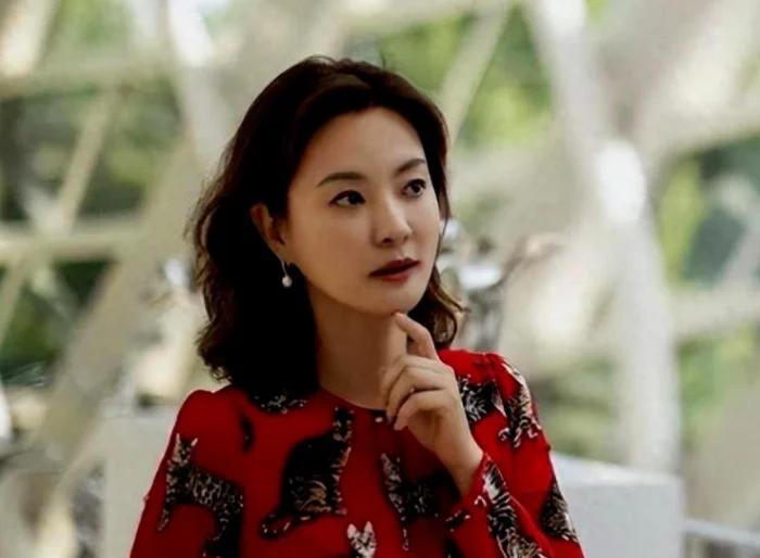 刘芳菲，她曾是央视“周涛接班人”，三登春晚，却半生坎坷。男友被判死缓，丈夫狱中惨