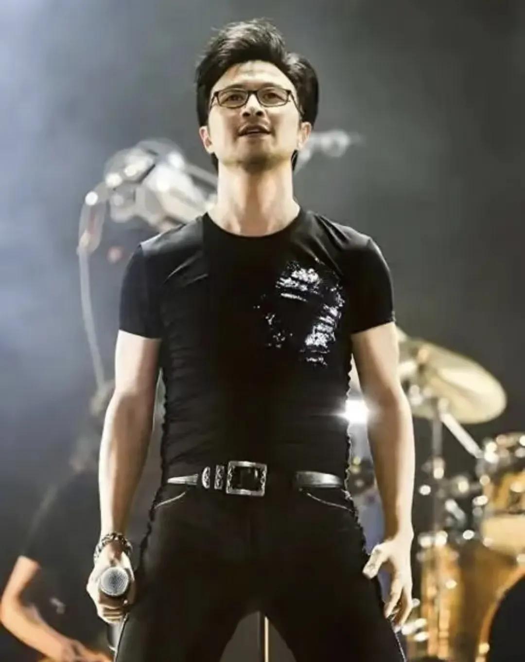 今天的长沙演唱会本来是件挺高兴的事儿，没想到因为湘超把时间改了，和汪峰的演出时间