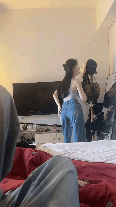 古有谋士以身入局，今有以老婆入局。以老婆打窝，好手段，报地址吧。

拍老婆直播跳