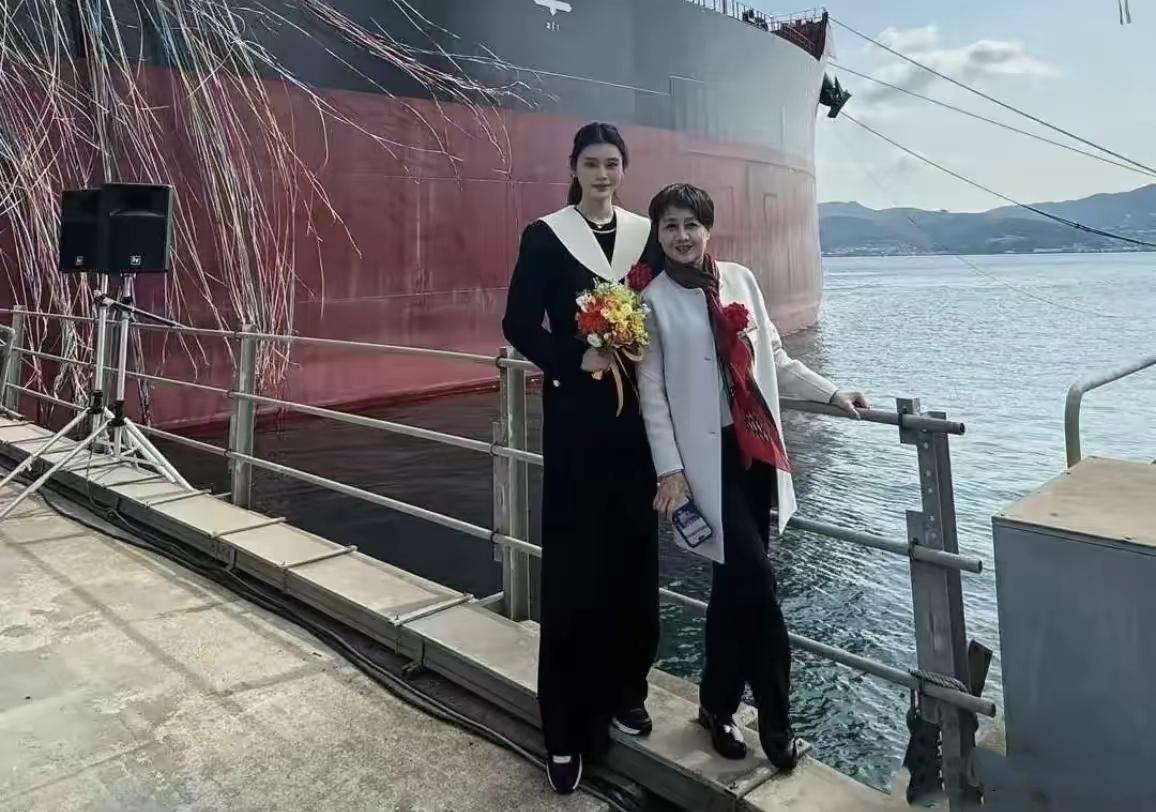 何猷君夫妇陪四太逛街 奚梦瑶高情商获婆婆宠爱
 
近日，有网友在三亚商场偶遇何猷