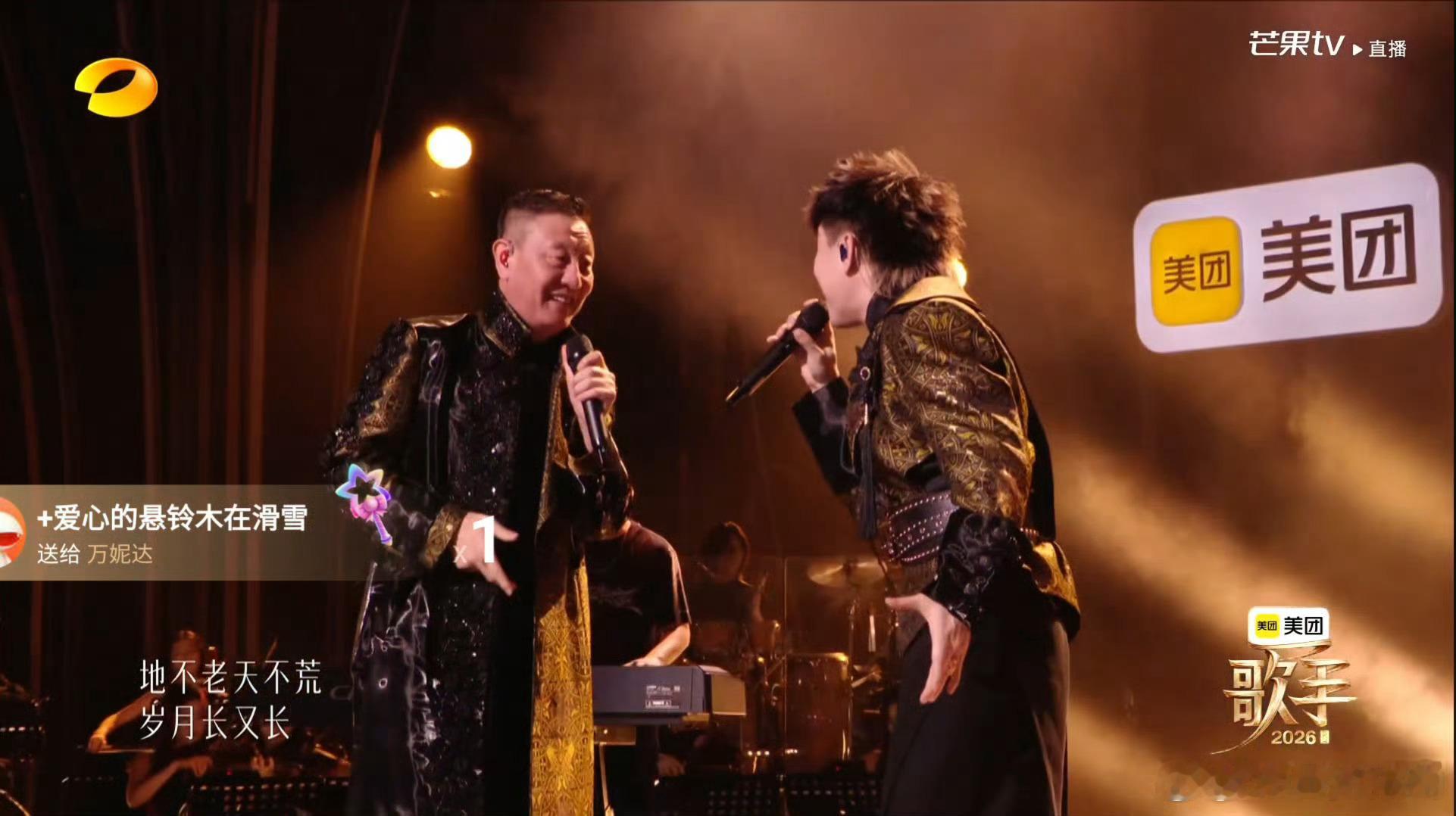 强强联手燃炸舞台！胡彦斌携手韩磊震撼演绎，拿下歌手总决赛第一轮第一名，实力尽显歌