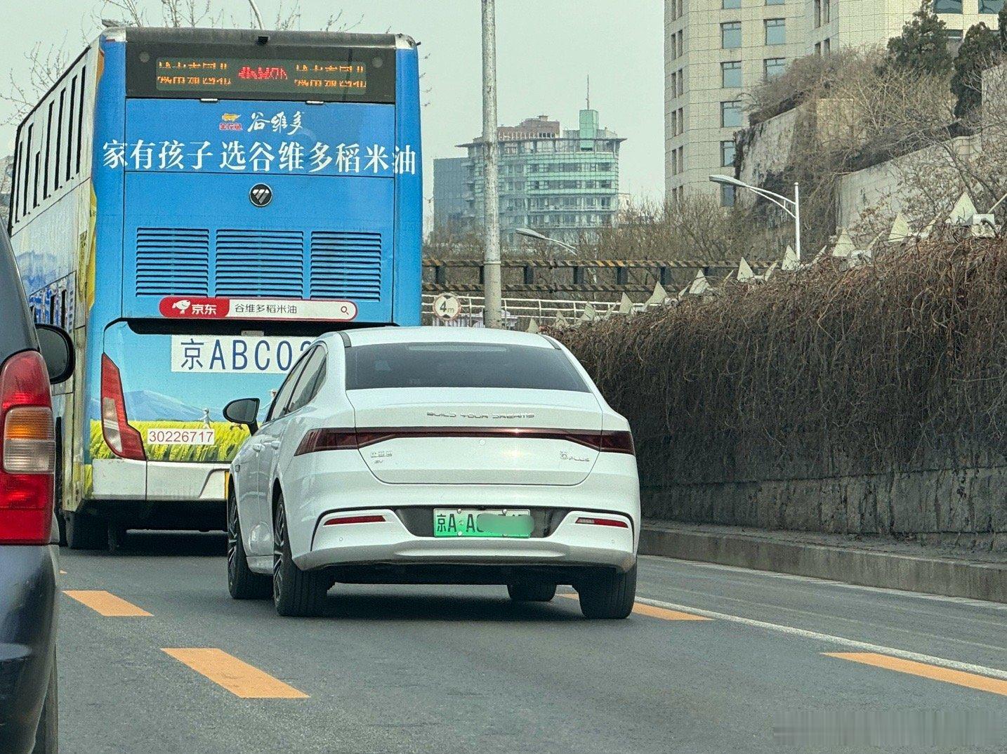 前两天看网上比亚迪秦Plus dmi 7.98万以后，我开车时候就老寻摸这车看，
