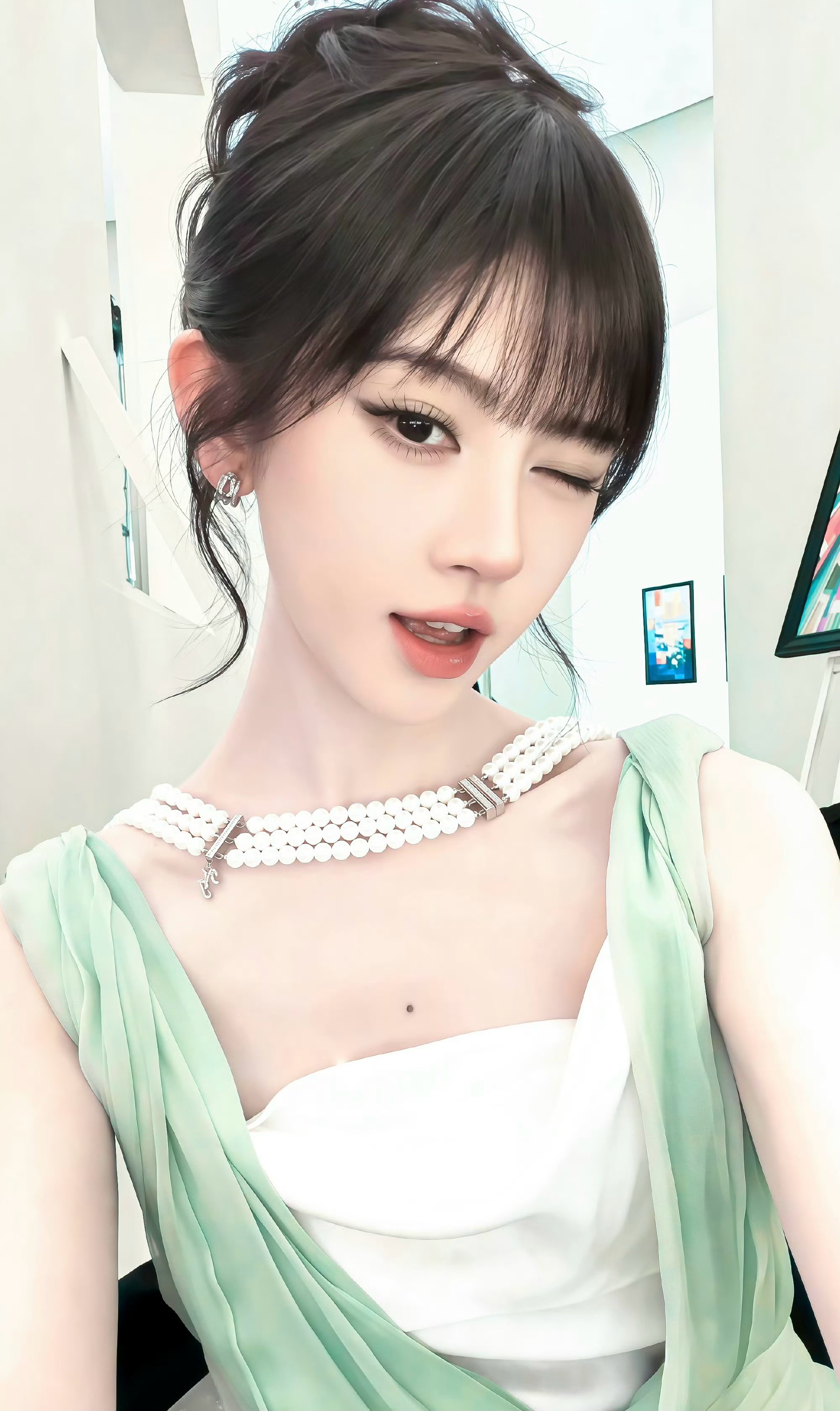 鞠婧祎锁骨窝能装下珍珠项链可以装下珍珠项链的锁骨！ ​​​