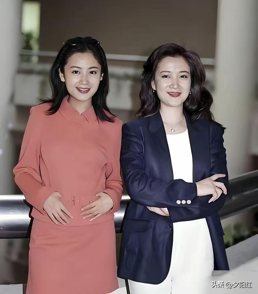 这两位大美女是谁呢？
朋友请你们仔细看看，
是不是都怀有身孕了？
她们的老公又是