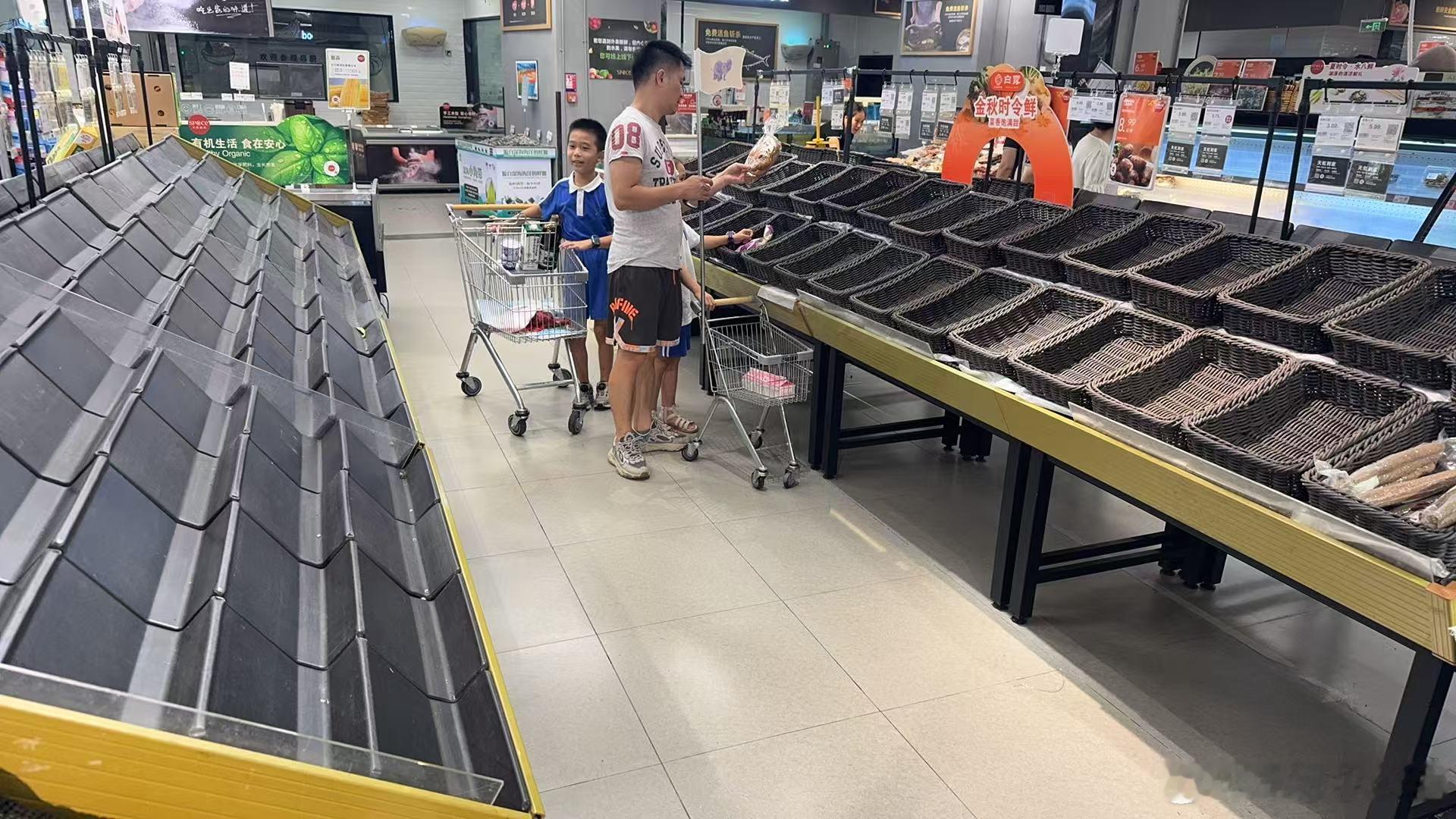 外卖小哥辛苦了，广东的朋友们不要出门了多买点东西在家囤着。（我朋友紫涵给我发的照