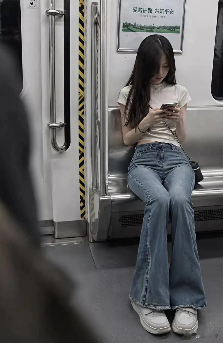 在地铁偶遇美女，要怎么才能引起她的注意