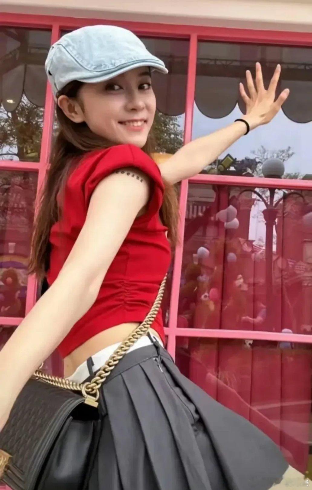 马龙的媳妇美是美，但是脸上的年龄感非常明显了。梁靖崑的媳妇不仅漂亮，而且看着还很