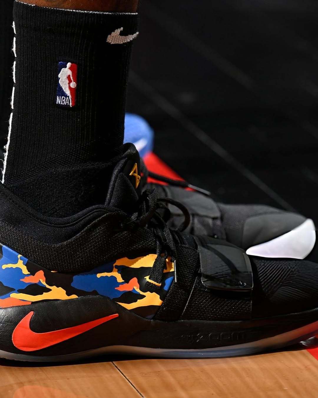 球鞋图集！分享保罗·乔治昨日附加赛对阵魔术队比赛上脚的一双Nike PG2.5配