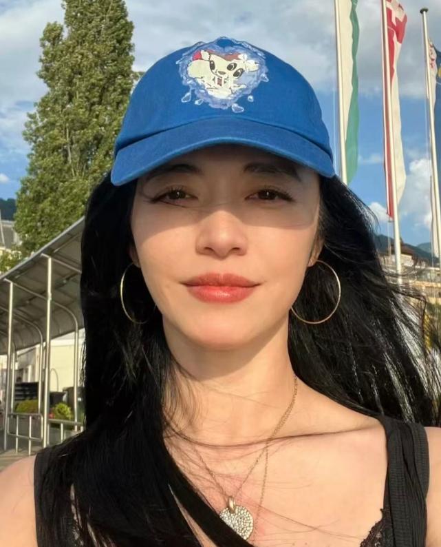 “艺术世家”的标签，从来不是姚晨的起点，而是她步步为营的战利品。
她从福建一个