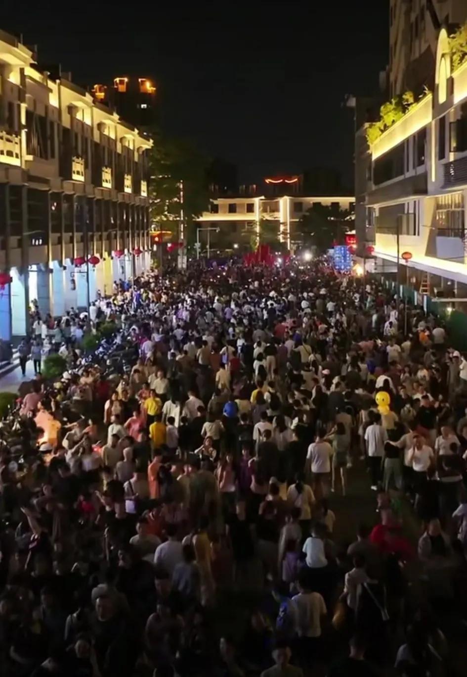 适逢国庆佳节，广东揭阳此情此景正值古城修复进程中。
待到春暖花开，原汁原味古城风