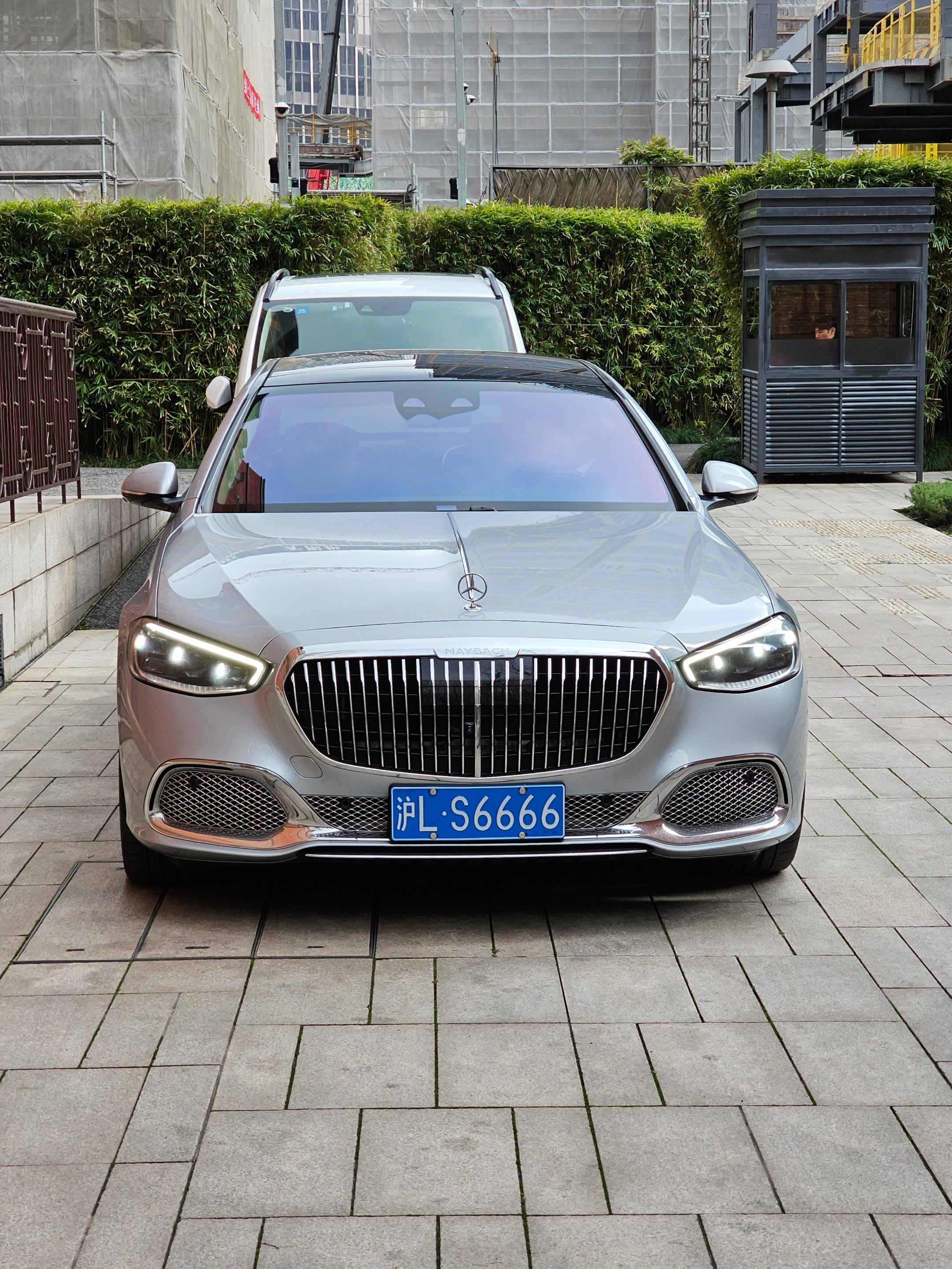 上海淮海中路偶遇大佬座驾迈巴赫S580，车牌四个6666炸弹号是命运 ...