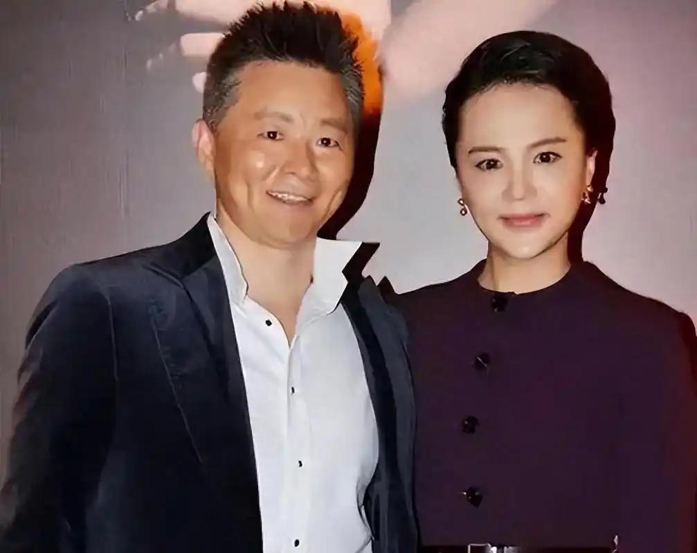 2008年，歌唱家王宏伟40岁去新疆演出时，一位老朋友说：“今晚出来吃个饭，我给