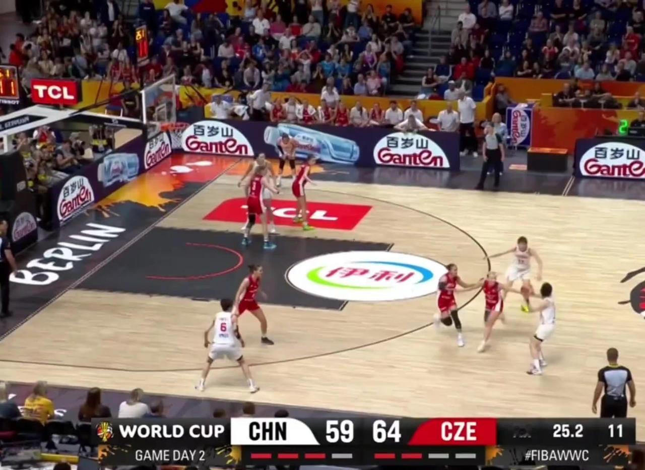 中国女篮74 - 70加时战胜捷克，继续加油 ！