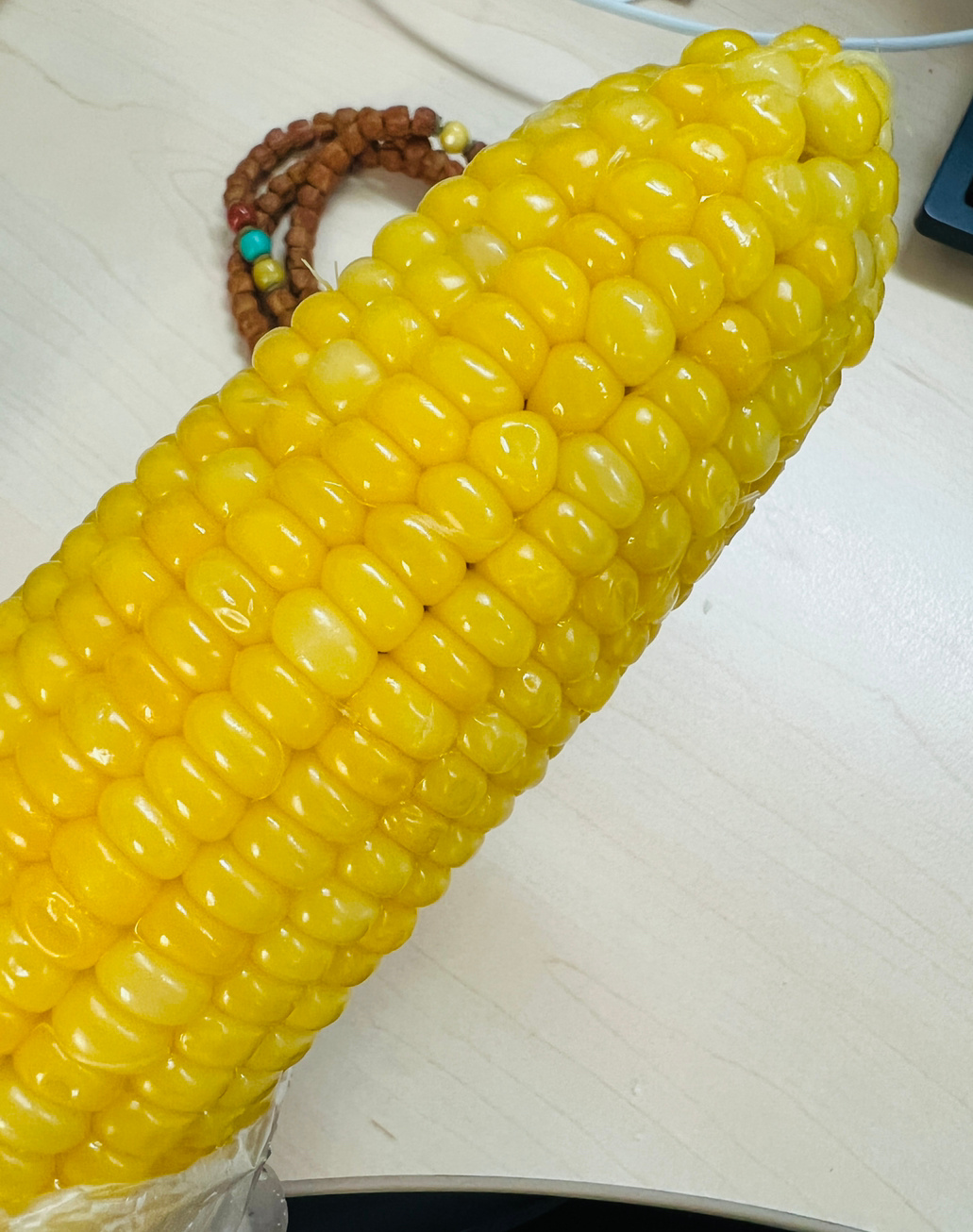 老妈早晨给我拿了一棒苞米，告诉我到单位趁热乎吃，我现在才想起来，凉了也能吃，挺甜