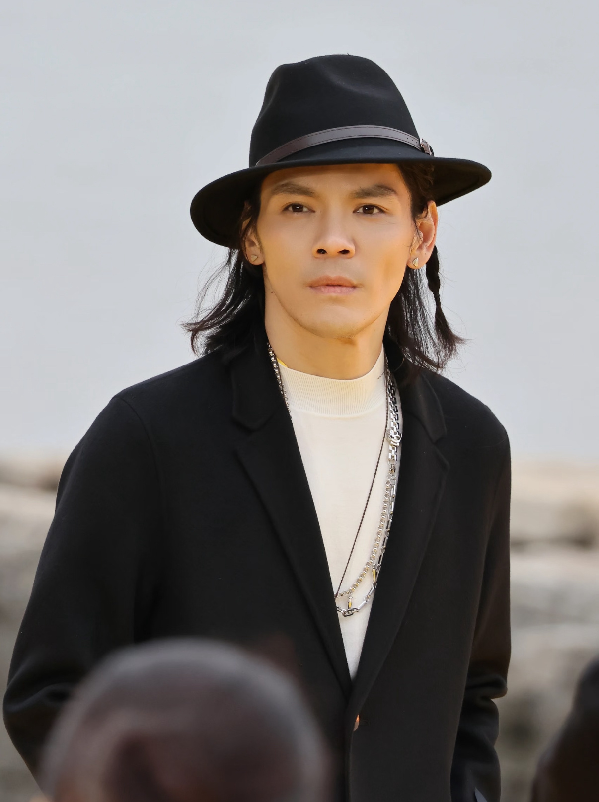 向佐发文回应最近舆论向佐为盛一伦澄清受访聊剧组乱象未点名本是尊重同行，网传强行绑