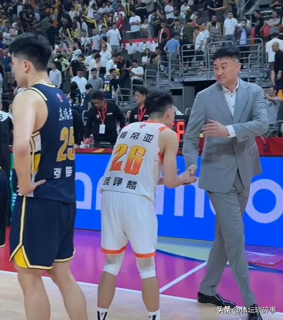 虽然杜锋指导的执教方式让很多球迷不喜欢，一直觉得他场上对球员太严格，一有失误就怒