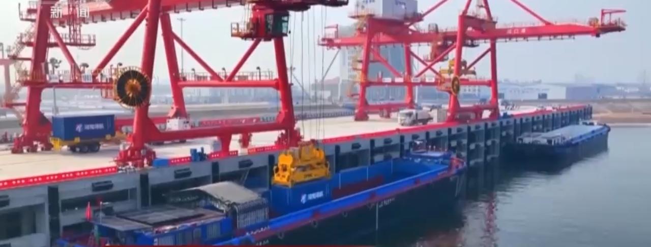红色岸桥精准抓取集装箱，货轮在黄金水道有序穿梭，周口港、信阳港等内河港口连成高效