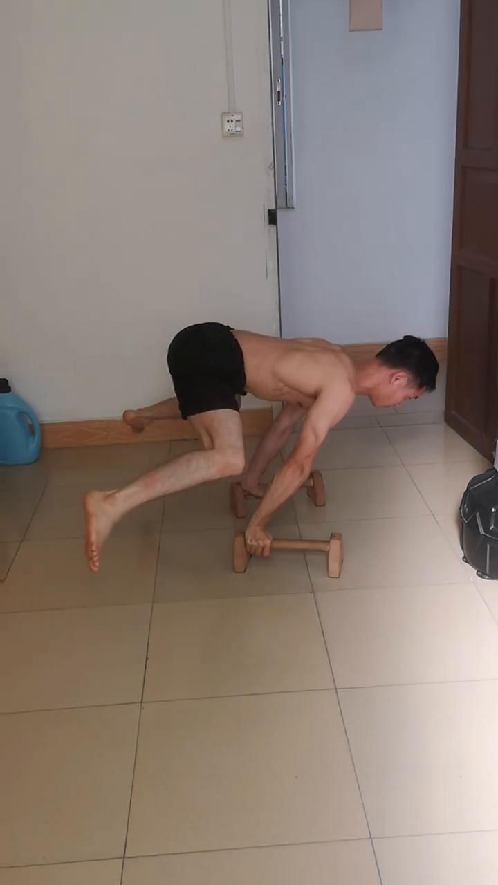 锻炼肩臂的力量和耐力。
前后摆动。