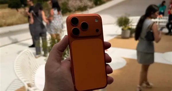 還是熟悉的味道 iPhone 18系列外觀出爐：橫向大矩陣鏡組+小靈動島