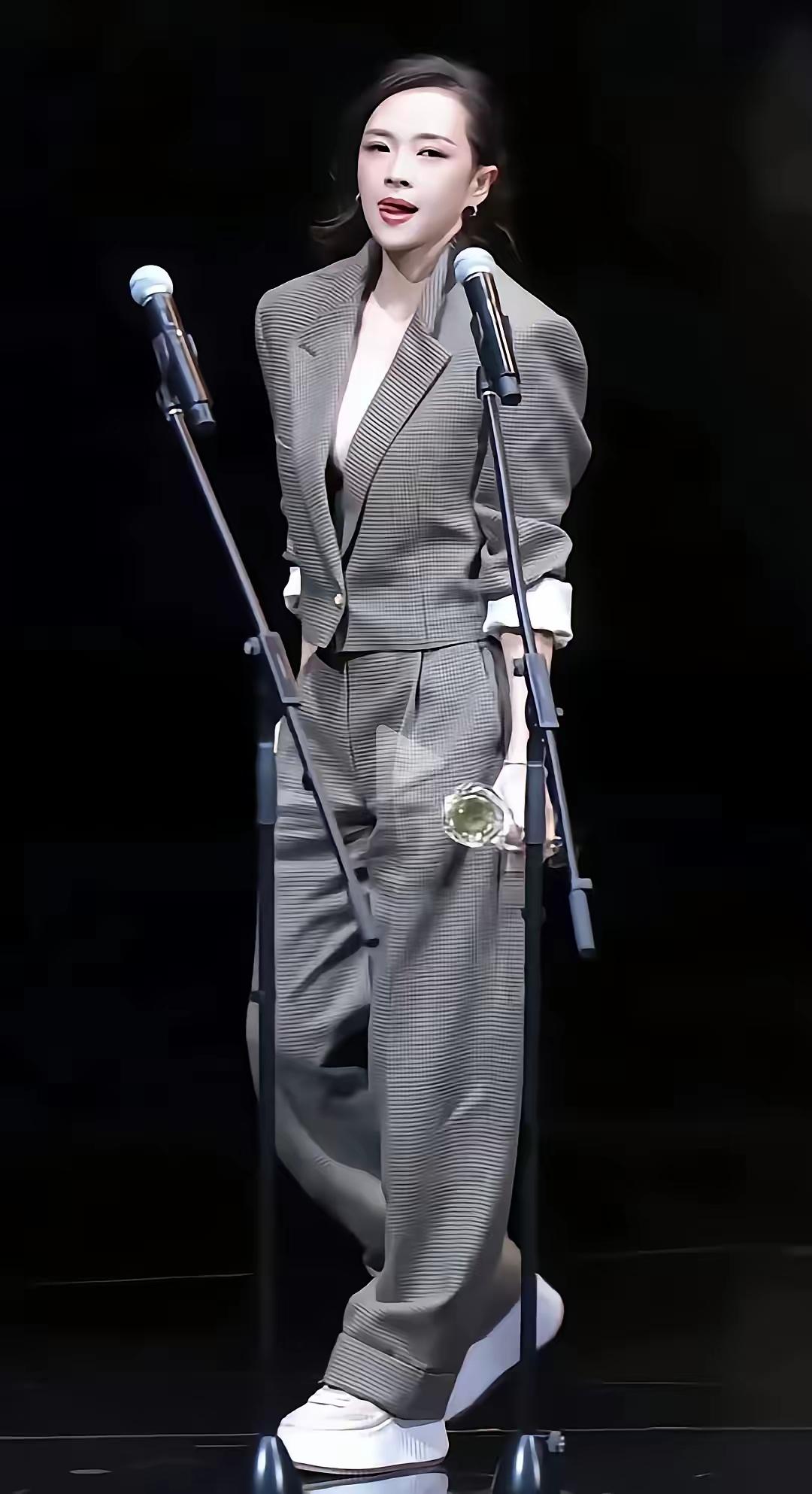 哇哦！由此可见，选对穿搭对提升颜值是多么关键！真是不比不知道，一比吓一跳。
图一