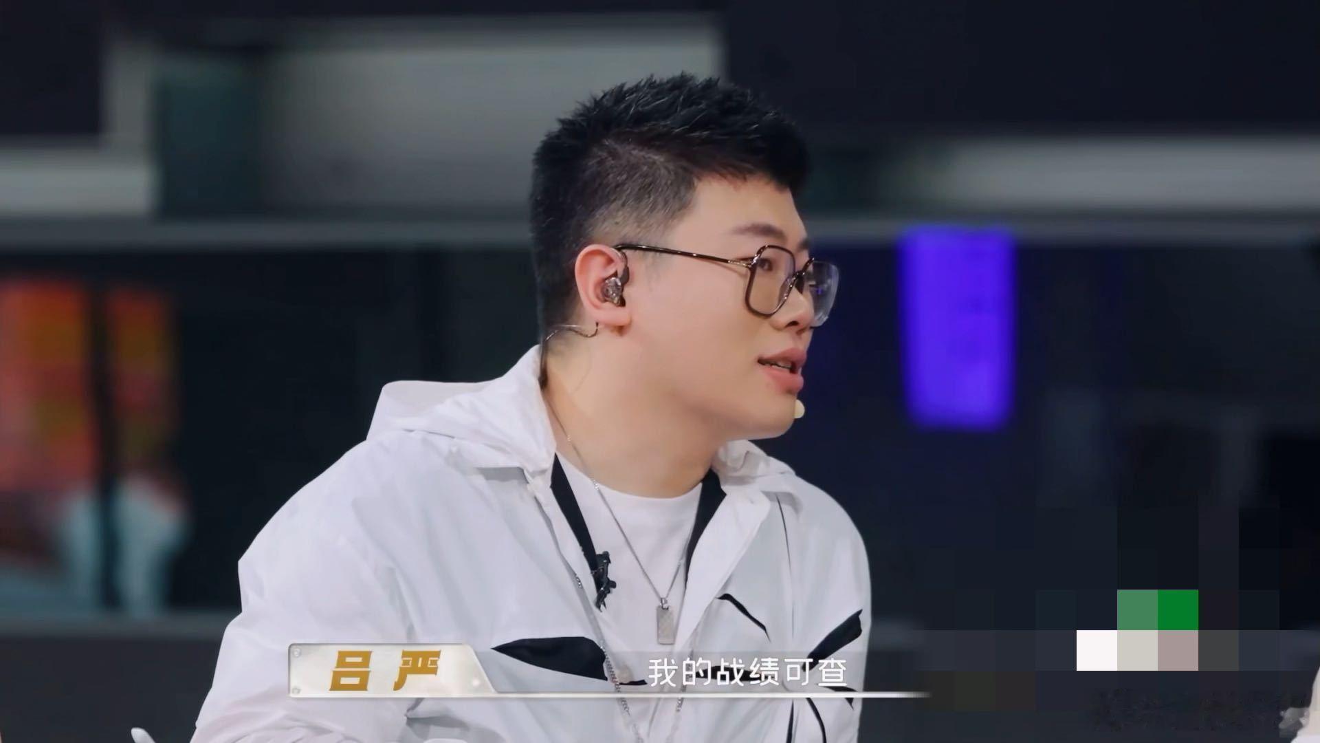 吕严大胃王战绩可查天才厨人 吕严说自己现在吃五六个汉堡，还谦虚了，毕竟人家巅峰是