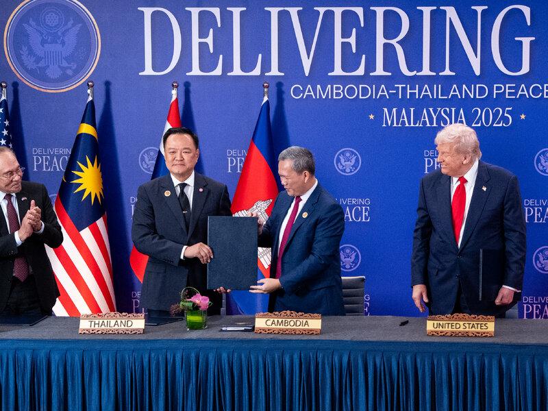 外交部昨日宣布，将派特使开展穿梭外交，推动冲突中的柬埔寨与泰国“重建和平”。此时