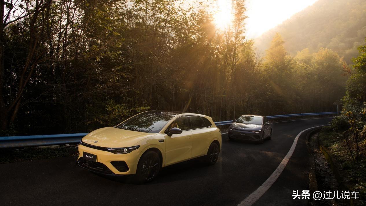 年轻人选性能轿跑，何必只看二三十万的？
 
很多年轻人想买台好开又好看的轿跑，原