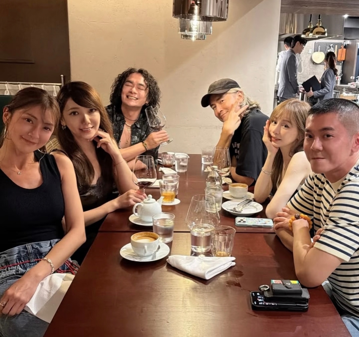 郑元畅为好友王心凌庆祝44岁生日，好久不见的郑元畅留起了长发。 ​​​