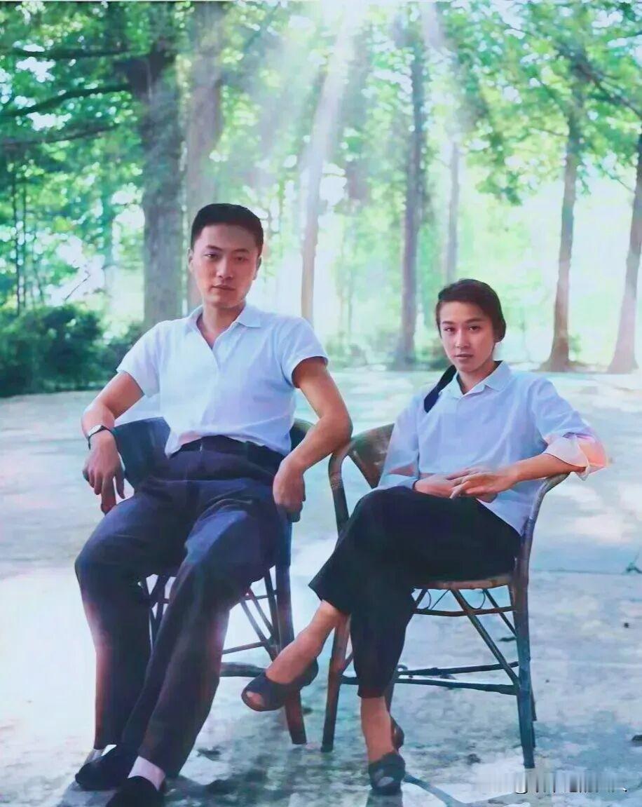 看图！
据悉，这是一张70年代的照片！
网友:那时候能穿成这个样子，不是一般人？