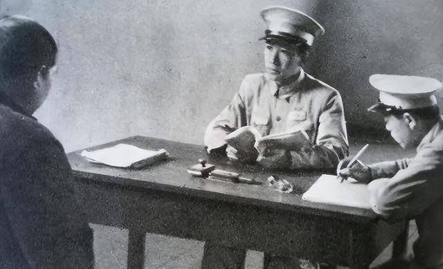 1950年，被抓的军统特务罗炳乾，他供出了一名仍然在潜伏的女特务，希望以此能够戴