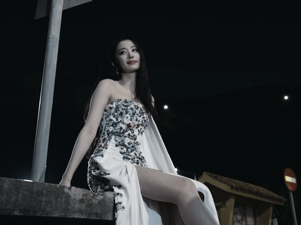 王楚然 乱花渐欲迷我眼 花朵的香气仿佛透过屏幕扑面而来，而她的笑容则像春光一样温