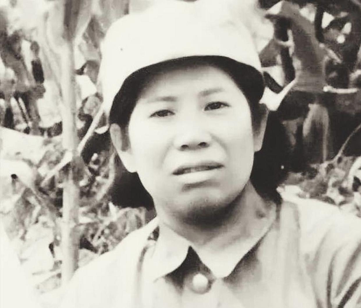 1939年，关在牢里的田仲樵，被迫给日军洗衣服。可洗着洗着，她猛然看见一条眼熟的